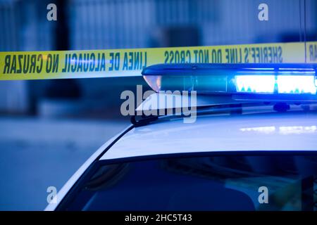 Eine Polizeieinheit reagiert auf den Ort eines Notfalls. Stockfoto
