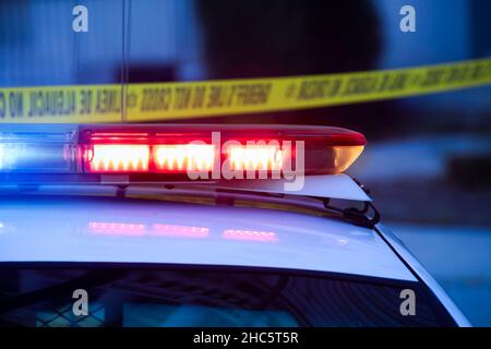 Eine Polizeieinheit reagiert auf den Ort eines Notfalls. Stockfoto