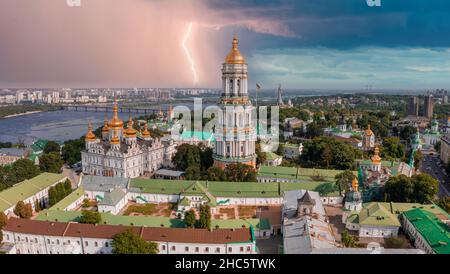 Magische Luftaufnahme des Kiewer Pechersk Lavra in der Nähe des Mutterland-Denkmals. Stockfoto