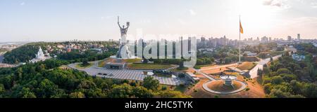 Luftaufnahme des Mutterland-Denkmals in Kiew. Stockfoto