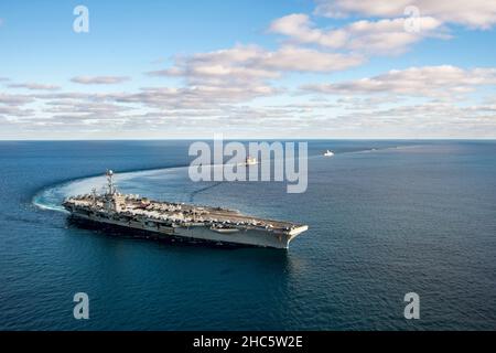 Mittelmeer. 20th Dez 2021. Der Flugzeugträger USS Harry S. Truman (CVN 75) der Nimitz-Klasse, der Lenkflugkörper-Kreuzer USS San Jacinto der Ticonderoga-Klasse (CG 56), Und die Royal Norwegian Navy Frigate HNoMS Fridtjof Nansen (F310) nehmen an einer passierenden Übung mit dem tunesischen Offshore-Patrouillenschiff Hannon (P612) und dem Schnellpatrouillenboot der Klasse La Combatante III Tunis (502) im Mittelmeer Teil, am 20. Dezember 2021. Die Harry S. Truman Carrier Strike Group ist im geplanten Einsatzgebiet der Sechsten Flotte der USA zur Unterstützung von Marineoperationen zur Aufrechterhaltung der maritimen Stabilität im Einsatz Stockfoto