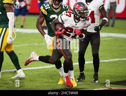 Tampa, USA. 18th Oktober 2020. Tampa Bay Buccaneers laufen zurück Ronald Jones II (27) kommt an der Sicherheit der Green Bay Packers vorbei Adrian Amos (31), als er am Sonntag, den 18. Oktober 2020, im Raymond James Stadium in Tampa, Florida, im dritten Quartal zu einem Touchdown aufbricht. Jones soll am Dienstag einen chirurgischen Eingriff durchführen, bei dem eine Nadel in seinen gebrochenen Pinkie-Finger gelegt wird. (Foto von Dirk Shadd/Tampa Bay Times/TNS/Sipa USA) Quelle: SIPA USA/Alamy Live News Stockfoto