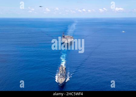 Usa. 17th Dez 2021. Der Arleigh Burke-Klasse-Lenkflugkörper-Zerstörer USS Stockdale (DDG 106) und der Nimitz-Klasse-Flugzeugträger USS Carl Vinson (CVN 70) durchfliegen den Indischen Ozean, während zwei Royal Australian Air Force P-8A Poseidons, die 11 Squadron zugewiesen wurden, während einer bilateralen Trainingsübung am 17. Dezember 2021 über dem Himmel fliegen. Die Carl Vinson Carrier Strike Group und Mitglieder der Royal Australian Navy und der Air Force führen eine bilaterale Trainingsübung durch, um die Kampffähigkeiten zu testen und zu verfeinern, um einen freien und offenen Indo-Pazifik-Raum zu unterstützen. (Bild: © U.S. Navy/ZUMA Press Wire Service/ZUM Stockfoto