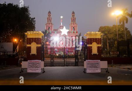 Neu-Delhi, Indien. 24th Dez 2021. Plakat vor dem Tor der St.-Herz-Kathedrale am Vorabend von Weihnachten, als Kirchen schließen als Vorsichtsmaßnahme gegen die Ausbreitung von Covid-19. Die Regierung von Delhi kündigte ein Verbot von kulturellen Veranstaltungen und Versammlungen von Gemeinden an, um das bevorstehende Weihnachts- und Neujahrsfest zu feiern. (Foto von Naveen Sharma/SOPA Images/Sipa USA) Quelle: SIPA USA/Alamy Live News Stockfoto