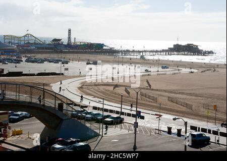 Blick auf Santa Monica Pier, Strand und Parkplatz in Santa Monica, CA. Stockfoto
