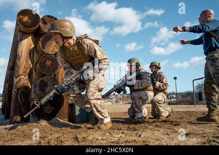 San Diego, Kalifornien, USA. 15th Dez 2021. US Marine Corps rekrutiert mit Lima Company, 3rd Rekrut Training Bataillon, führen Bajonett-Angriffstechniken auf Marine Corps Recruit Depot San Diego, Kalifornien, 15. Dezember 2021. Dieses Training lehrt und wendet Techniken des Marinekorps-Kampfkunstprogramms an. Quelle: U.S. Marines/ZUMA Press Wire Service/ZUMAPRESS.com/Alamy Live News Stockfoto