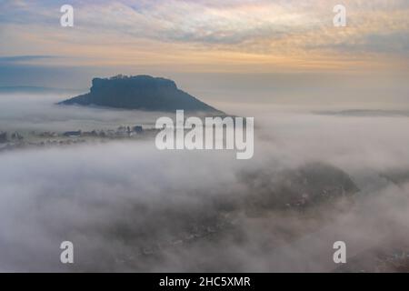 Heller Morgen am Lilienstein im Park der Sächsischen Schweiz, Deutschland mit Nebel überall Stockfoto