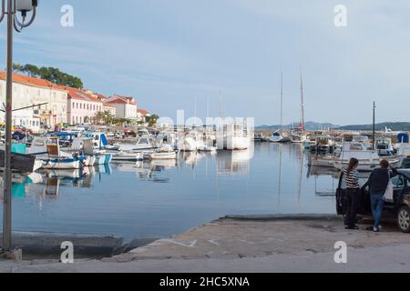 Heller Morgen an einem Hafen für Boote in Sali, Kroatien mit kleinen Booten an den Seiten geparkt Stockfoto