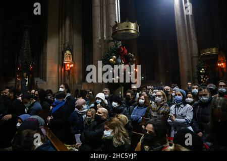 Istanbul, Türkei. 24th Dez 2021. Gläubige besuchen die Heiligabend-Messe in der Kirche Saint-Antuan. Kredit: SOPA Images Limited/Alamy Live Nachrichten Stockfoto