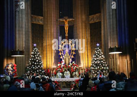 Istanbul, Türkei. 24th Dez 2021. Gläubige besuchen die Heiligabend-Messe in der Kirche Saint-Antuan. Kredit: SOPA Images Limited/Alamy Live Nachrichten Stockfoto