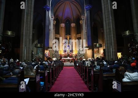 Istanbul, Türkei. 24th Dez 2021. Gläubige besuchen die Heiligabend-Messe in der Kirche Saint-Antuan. Kredit: SOPA Images Limited/Alamy Live Nachrichten Stockfoto