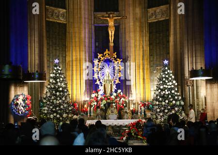 Istanbul, Türkei. 24th Dez 2021. Gläubige besuchen die Heiligabend-Messe in der Kirche Saint-Antuan. Kredit: SOPA Images Limited/Alamy Live Nachrichten Stockfoto