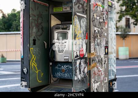 Valencia, Spanien. 15th Dez 2021. Eine Telefonzelle in den Straßen von Valencia. Nach dem neuen Allgemeinen Telekommunikationsgesetz (LGT) werden Telefonzellen 2022 verschwinden. Das Aussehen des Mobiltelefons war die Hauptursache für die Nichtnutzung dieser Kabinen. Kredit: SOPA Images Limited/Alamy Live Nachrichten Stockfoto