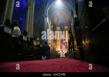 Istanbul, Türkei. 24th Dez 2021. Die Gläubigen nehmen an der Heiligabend-Messe in der Kirche Saint-Antuan Teil. (Foto von Hakan Akgun/SOPA Images/Sipa USA) Quelle: SIPA USA/Alamy Live News Stockfoto