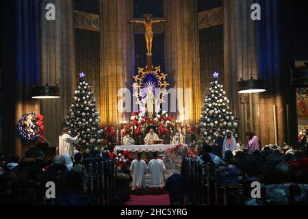 Istanbul, Türkei. 24th Dez 2021. Gläubige besuchen die Heiligabend-Messe in der Kirche Saint-Antuan. (Foto von Hakan Akgun/SOPA Images/Sipa USA) Quelle: SIPA USA/Alamy Live News Stockfoto