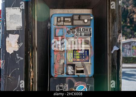 Valencia, Spanien. 15th Dez 2021. Eine Telefonzelle, die in den Straßen von Valencia zu sehen ist.Laut dem neuen Allgemeinen Telekommunikationsgesetz (LGT) werden Telefonzellen im Jahr 2022 verschwinden. Das Aussehen des Mobiltelefons war die Hauptursache für die Nichtnutzung dieser Kabinen. (Bild: © Xisco Navarro Pardo/SOPA-Bilder über ZUMA Press Wire) Stockfoto