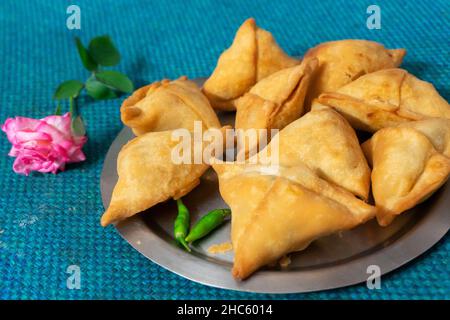 Hausgemachte Samosa, samsa oder Smosa. Ein vegetarisches, würziges, indisches Spezialgericht, traditionelles Street Food. Iftaari-Schale, selektiver Fokus. Stockfoto