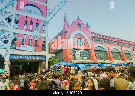 Kalkutta, Westbengalen, Indien - 10th. September 2019 : Shopper außerhalb des New Market in der Esplanade Gegend, verkehrsreichster Markt von Kalkutta. Stockfoto