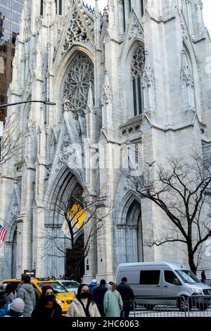 New York, Usa. 22nd Dez 2021. Während der COVID-19 Pandemie-Omicron-Welle laufen die Menschen an der St. Patrick's Cathedral in Midtown Manhattan vorbei. Die von James Renwick Jr. entworfene Kathedrale ist die größte neugotische katholische Kathedrale in Nordamerika. (Foto: Shawn Goldberg/SOPA Images/Sipa USA) Quelle: SIPA USA/Alamy Live News Stockfoto