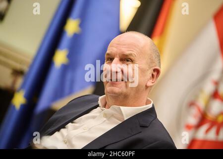 Potsdam, Deutschland. 22nd Dez 2021. Dietmar Woidke (SPD), Ministerpräsident des Landes Brandenburg, lacht Ende des Jahres bei einem Interview. (An dpa 'Woidke: Entscheiden Sie erst später über die Frage der Zwangsimpfung') Quelle: Annette Riedl/dpa/Alamy Live News Stockfoto