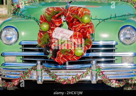 Ein Weihnachtskranz hängt am Grill eines restaurierten Plymouth Special De Luxe Automobils aus dem Jahr 1949, 24. Dezember 2021, auf Dauphin Island, Alabama. (Foto von ca. Stockfoto