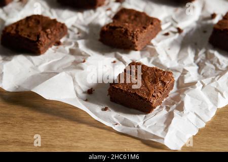 Das Stück Schokoladenkuchen auf der weißen Serviette Stockfoto