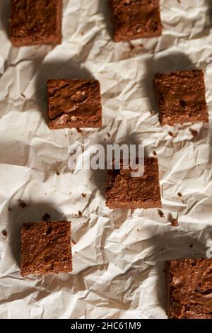 Stück Schokoladenkuchen auf der weißen Serviette Stockfoto