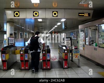 Japanische Menschen und ausländische Reisende Passagier zu Fuß vorbei automatischen Ticket Gate für die Nutzung Service Reise Arbeit und Reisen mit der Bahn in Arashiyama Stockfoto