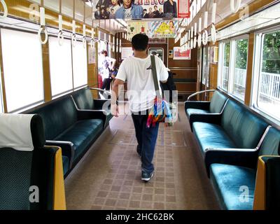 Interior Design lokalen Zug und japanische Menschen und ausländische Reisende Passagier innen Service Reise Arbeit und Reisen mit der Bahn in Arashiyama st Stockfoto