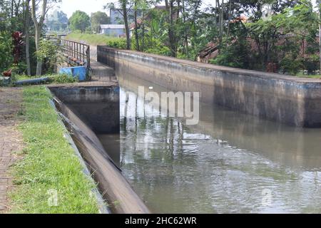 Aufbau eines Wasserkanals, der dazu dient, Wasser zum Ziel abzuleiten Stockfoto