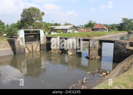 Aufbau eines Wasserkanals, der dazu dient, Wasser zum Ziel abzuleiten Stockfoto