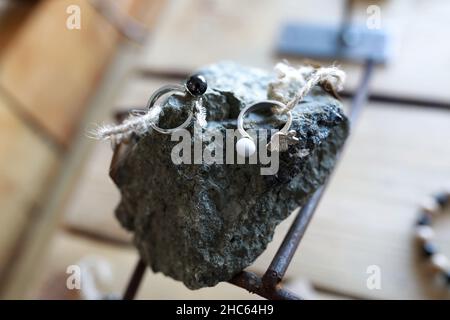 Ringe mit Steinen Souvenirs auf der Theke auf dem Markt Stockfoto