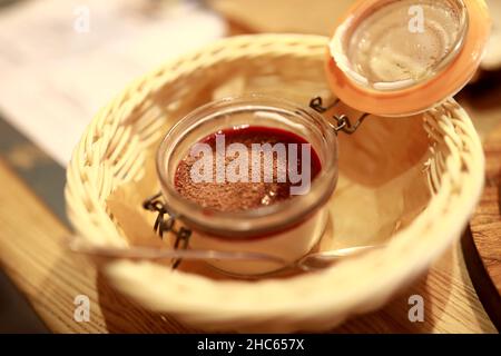 Blick auf Panna Cotta Dessert im Restaurant Stockfoto