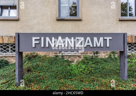 Schild mit der Aufsage FINANZAMT vor einem Finanzamt-Gebäude in Geilenkirchen, Deutschland Stockfoto