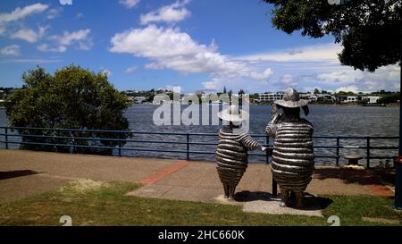 Zwei metallische Lammskulpturen, Gloria und Gerard von Mark Andrews, mit Blick auf den Brisbane River an einem sonnigen Tag auf Teneriffa Stockfoto