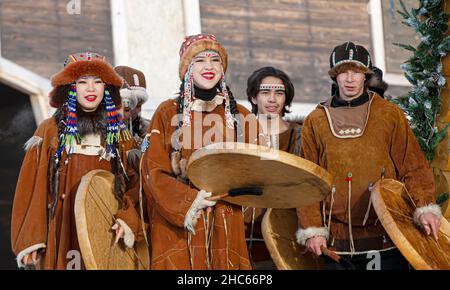 Volksensemble-Auftritt in der Kleidung der Ureinwohner Kamtschatkas. Stockfoto