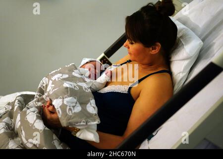 Aktenfoto vom 21/12/21 einer Mutter, die ihr neugeborenes Baby auf der Arbeitsstation im King's College Hospital im Südosten Londons hält. IIIIDatum: Samstag, 25. Dezember 2021. Stockfoto