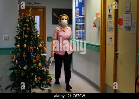 Aktenfoto vom 21/12/21 von einer Hebamme, die an einem Weihnachtsbaum vorbeigeht und auf der Arbeitsstation im King's College Hospital im Südosten Londons ausgestellt ist. Ausgabedatum: Samstag, 25. Dezember 2021. Stockfoto