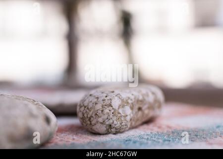 Makroaufnahme eines wunderschönen Marmorsteines auf einem verschwommenen Hintergrund Stockfoto