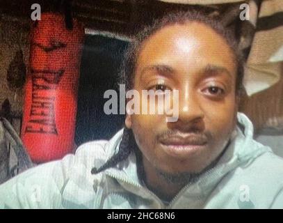 BESTE VERFÜGBARE QUALITÄT Undatiertes Handout-Foto der Metropolitan Police von Jobari Gooden, 27, der am 17. Dezember nach einem Messer vor einem Friseurladen Peckham Rye im Südosten Londons starb. Momodou Lamin Faal wurde wegen Mordes von Herrn Gooden angeklagt, und Olushola Eletu, 39, und Elishah Anderson, 39, Sie wurden beschuldigt, den Kurs der Gerechtigkeit zu vereidigt zu haben. Alle drei werden am Montag vor dem Amtsgericht von Croydon erscheinen. Ausgabedatum: Samstag, 25. Dezember 2021. Stockfoto