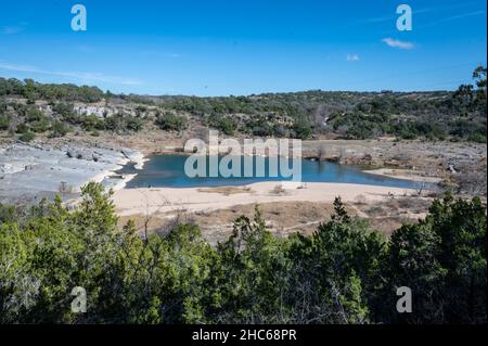 Johnson City, Texas, USA. 24. Dezember 2021. Warmes Wetter im Pedernales Falls State Park. Heiligabend war für die Saison unheimlich warm. Es war warm genug für Stockfoto
