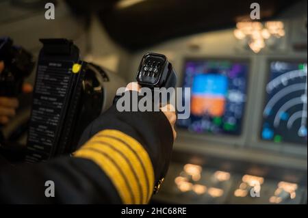 Die Hände einer Pilotin am Steuer eines Flugzeugs. Kaukasische Frau im Flugsimulator. Stockfoto