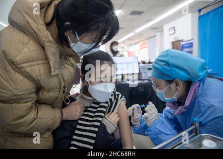 YUNCHENG, CHINA - 25. DEZEMBER 2021 - medizinisches Personal impft Bürger gegen COVID-19 in der Klinik des Zentralkrankenhauses von Yuncheng in der Stadt Yuncheng, N Stockfoto