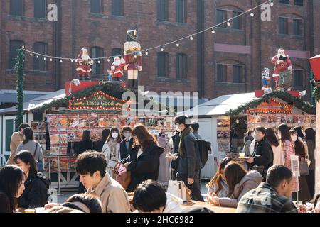 Yokohama, Japan. 24th Dez 2021. Menschen besuchen einen Weihnachtsmarkt im Yokohama Red Brick Warehouse in Yokohama, Japan, 24. Dezember 2021. Quelle: Sun Jialin/Xinhua/Alamy Live News Stockfoto