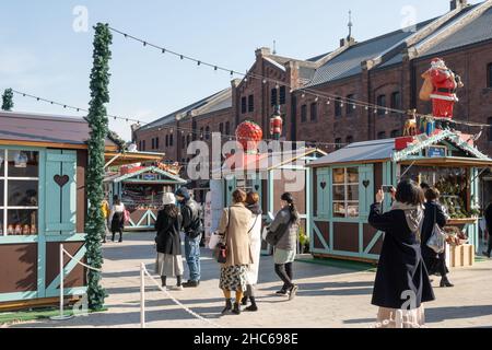 Yokohama, Japan. 24th Dez 2021. Die Menschen besuchen den Weihnachtsmarkt im Yokohama Red Brick Warehouse in Yokohama, Japan, 24. Dezember 2021. Quelle: Sun Jialin/Xinhua/Alamy Live News Stockfoto