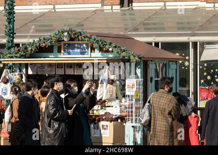 Yokohama, Japan. 24th Dez 2021. Die Menschen besuchen den Weihnachtsmarkt im Yokohama Red Brick Warehouse in Yokohama, Japan, 24. Dezember 2021. Quelle: Sun Jialin/Xinhua/Alamy Live News Stockfoto