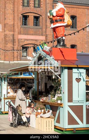 Yokohama, Japan. 24th Dez 2021. Menschen besuchen einen Weihnachtsmarkt im Yokohama Red Brick Warehouse in Yokohama, Japan, 24. Dezember 2021. Quelle: Sun Jialin/Xinhua/Alamy Live News Stockfoto