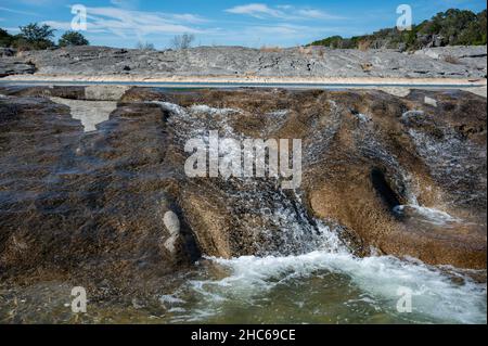 Johnson City, Texas, USA. 24. Dezember 2021. Wasserfall. Warmes Wetter im Pedernales Falls State Park. Heiligabend war für die Saison unheimlich warm. Es war warm Stockfoto