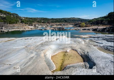 Johnson City, Texas, USA. 24. Dezember 2021. Warmes Wetter im Pedernales Falls State Park. Heiligabend war für die Saison unheimlich warm. Es war warm genug für Stockfoto