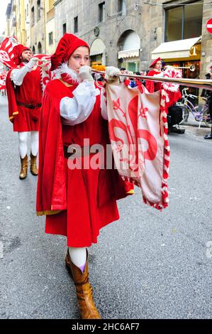 Florenz, Italien - 6. Januar 2013: Fanfare-Trompeter bei der Parade zum Dreiertag, mit einer großen Prozession in mittelalterlichen Kostümen. Stockfoto